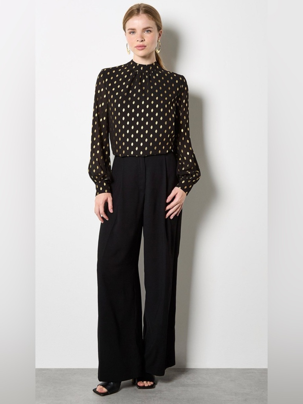 ✨ Evereve Mock Neck Gold Polka Dot Blouse w Keyhole Back Size M